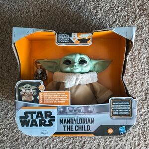 Hasbro Star Wars The Mandalorian The Child - Green and Tan